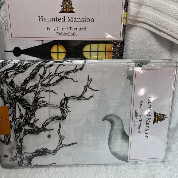 70” TABLECLOTH ROUND HAUNTED MANSION 100% HALLOWEEN POLYESTER WASHABLE - Picture 9 of 10